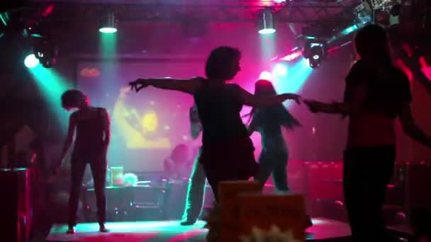 Jóvenes bailando en pista de baile en discoteca — Vídeo de stock