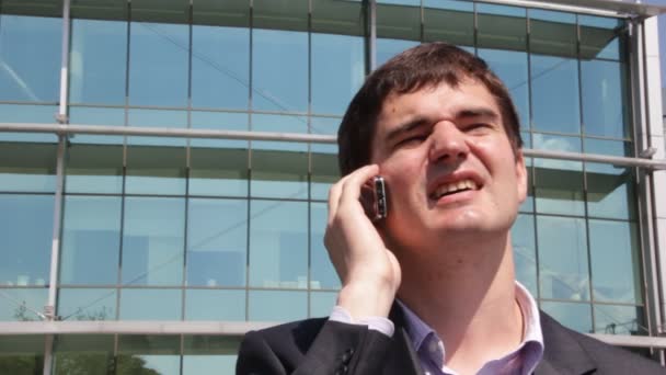 Hombre de negocios con teléfono móvil — Vídeo de stock