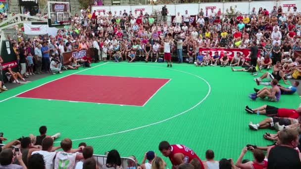 KIEV, UKRAINE, 24 AOÛT 2012 : Finale ligue ukrainienne de streetball sur la rue Khreschatyk dédiée à la célébration de la fête de l'indépendance à Kiev, Ukraine, 24 août 2012 . — Video