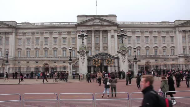 LONDRES, INGLATERRA, 15 DE NOVIEMBRE DE 2012: cerca del palacio de Buckingham en Londres, Inglaterra, 15 de Noviembre de 2012 — Vídeos de Stock