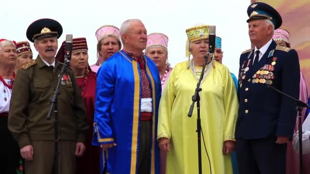 Alte Männer in Militäruniform und Frauen in farbigem Kostüm singen ein Lied — Stockvideo