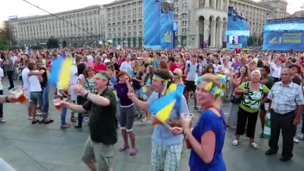 KIEV, UKRAINE, AUGUST 24, 2012: Dancing on holiday concert on Independence Square, dedicated to celebrating Independence Day in Kiev, Ukraine, August 24, 2012 — Stock Video