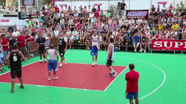 Kiev, Oekraïne - augustus 24: fans op definitieve Oekraïense streetball league op Chresjtsjatyk straat gewijd aan de viering van Onafhankelijkheidsdag in kiev, Oekraïne, augustus 24, 2012 — Stockvideo