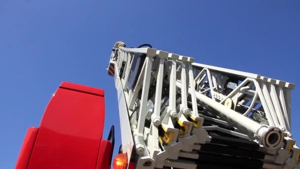 Bombero con gran escalera de escape de incendios — Vídeo de stock