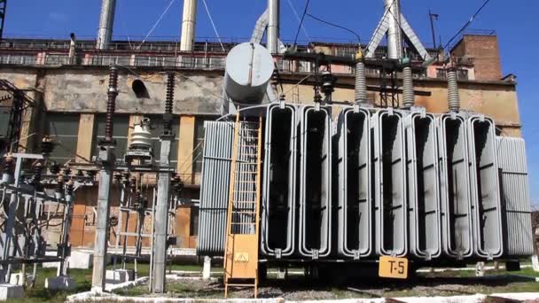 Central eléctrica de calor. Transformadores. Aparatos de distribución al aire libre — Vídeo de stock