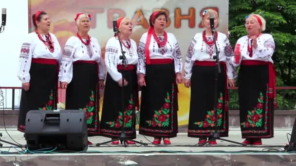 Ukrajinská lidová píseň. ženy v pestrobarevných kostýmech zpívat ukrajinské písně — Stock video