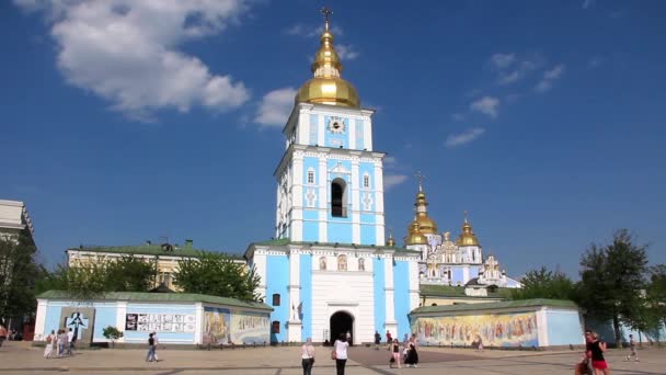 Mikhailovsky Golden-dôme monastère sur la place Mikhailovskaya à Kiev, Ukraine — Video