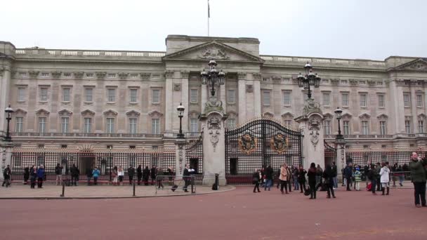 LONDRA, INGHILTERRA, 15 NOVEMBRE 2012: vicino a Buckingham Palace a Londra, Inghilterra, 15 novembre 2012 — Video Stock