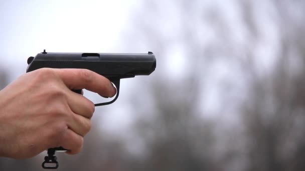 Fechar a pistola — Vídeo de Stock