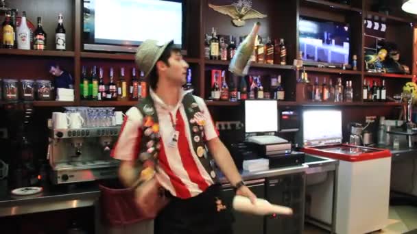 Häutung. Barmann jongliert mit Flaschen. Berufliches Geschick — Stockvideo