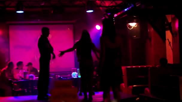 Young people dancing on dance floor in night club — Stock Video