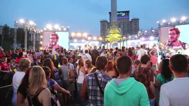 KIEV, UKRAINE, AUGUST 24, 2012: Dancing on holiday concert on Independence Square, dedicated to celebrating Independence Day in Kiev, Ukraine, August 24, 2012 — Αρχείο Βίντεο