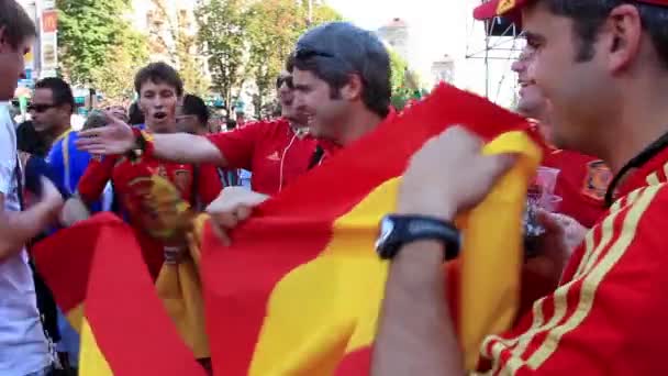 KIEV, UCRANIA - 1 DE JULIO: Los aficionados al fútbol español antes del partido final del Campeonato de Europa de Fútbol "EURO 2012" (España vs Italia), Kiev, Ucrania, 1 de julio de 2012 — Vídeo de stock