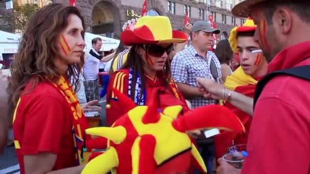 KIEV, UKRAINE - JULY 1: Spanish football fans before final match of European Football Championship "EURO 2012" (Spain vs Italy), Kiev, Ukraine, July 1, 2012 — Stock Video