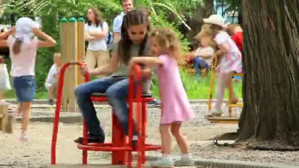 Маленькі дівчатка на на карусель — стокове відео
