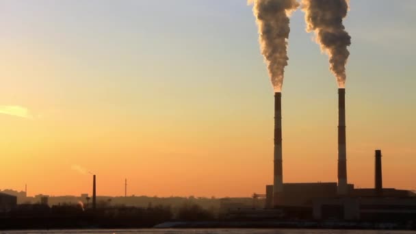 Coucher de soleil derrière l'usine industrielle — Video