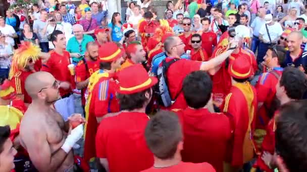 KIEV, UKRAINE - JULHO 1: torcedores de futebol espanhóis antes do jogo final do Campeonato Europeu de Futebol "EURO 2012" (Espanha vs Itália), Kiev, Ucrânia, 1 de julho de 2012 — Vídeo de Stock