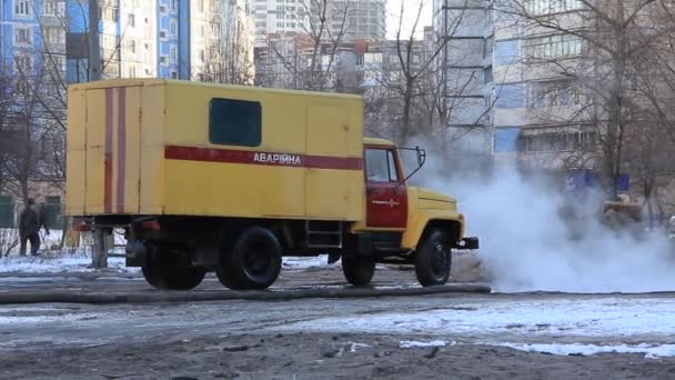 Camioneta averiada. Daño de tubería — Vídeo de stock