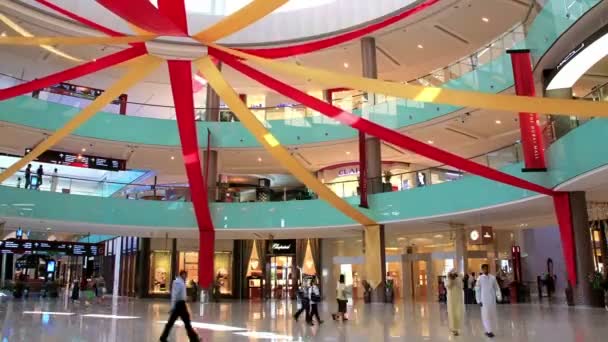 Dubai Mall desde el interior con compradores Emiratos Árabes Unidos — Vídeos de Stock