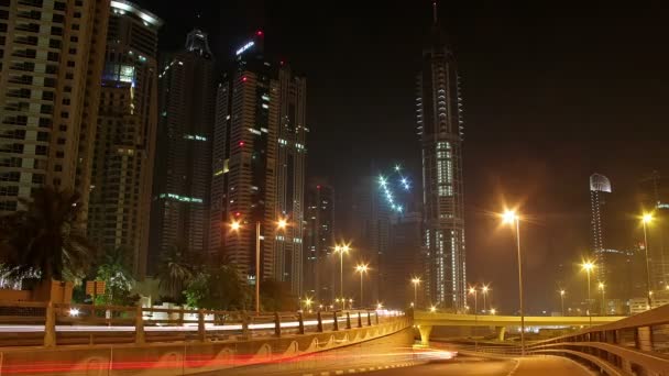 Κυκλοφορία της πόλης Ντουμπάι το βράδυ, Ηνωμένα Αραβικά Εμιράτα — Αρχείο Βίντεο