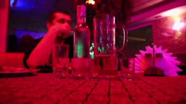 içme ve sigara bir restoranda adam