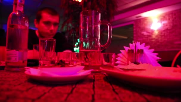 Uomo che beve e fuma in un ristorante — Video Stock