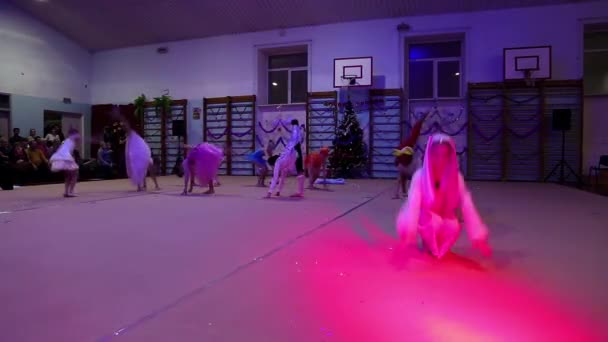 Genç kızların jimnastikçiler okulda jimnastik yıllar performans — Stok video