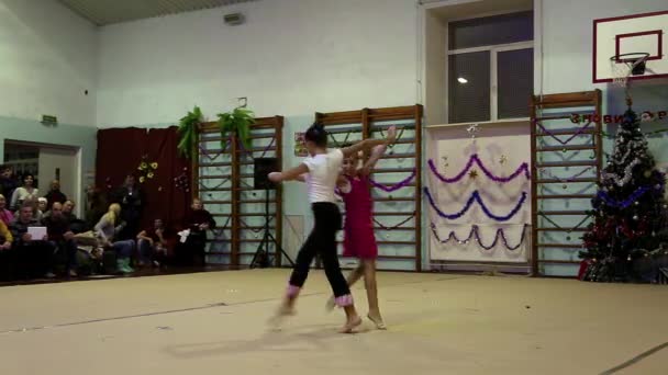 Las muchachas jóvenes las gimnastas a la ejecución de Año Nuevo en la escuela de la gimnasia — Vídeo de stock