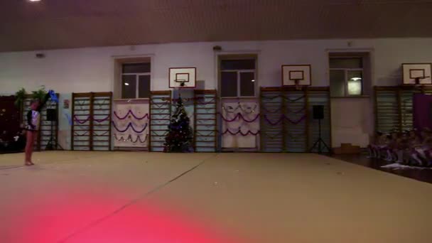 Las muchachas jóvenes las gimnastas a la ejecución de Año Nuevo en la escuela de la gimnasia — Vídeos de Stock