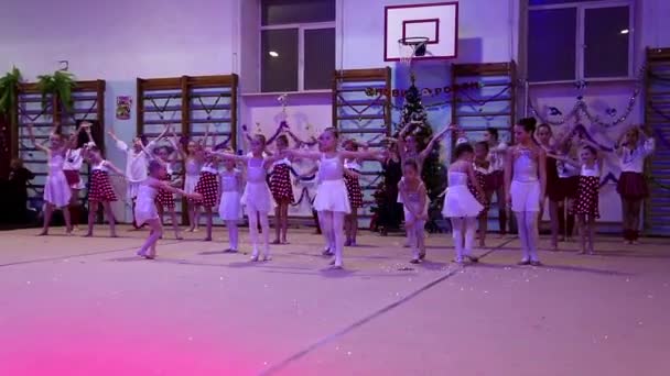 Genç kızların jimnastikçiler okulda jimnastik yıllar performans — Stok video