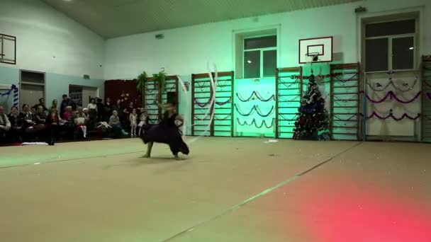 Jonge meisjes gymnasten op de Nieuwjaar prestaties op school van gymnastiek — Stockvideo