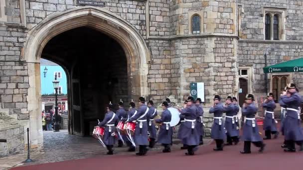 Windsor, england, 15. November 2012: wächter der windsor burg, england, 15. November 2012 — Stockvideo