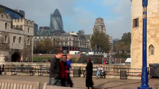 London, england, November 15, 2012: auf der straße in der nähe des 30 st mary axe skyscraper in london, england, November 15, 2012 — Stockvideo