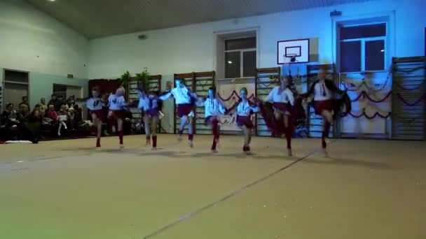 Las muchachas jóvenes las gimnastas a la ejecución de Año Nuevo en la escuela de la gimnasia — Vídeo de stock