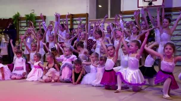 Młode dziewczyny gimnastyczek w wydajności nowy rok w szkole gimnastyki — Wideo stockowe