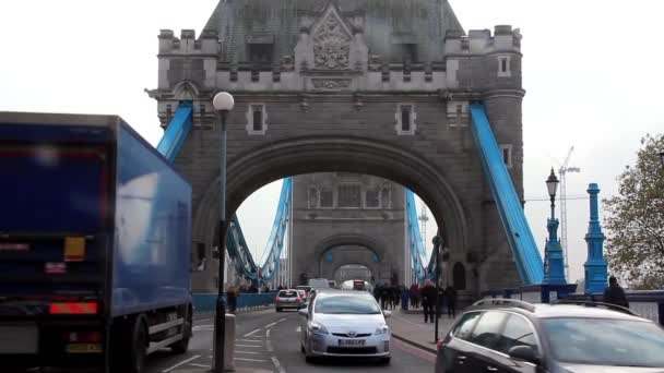 Toren brug over de rivier thames, Londen, Engeland — Stockvideo
