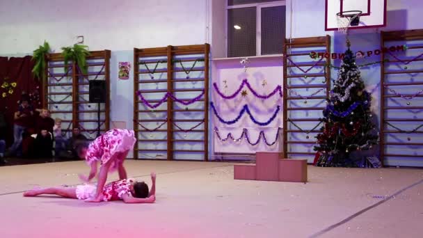 Jeunes filles gymnases à la performance du Nouvel An à l'école de gymnastique — Video