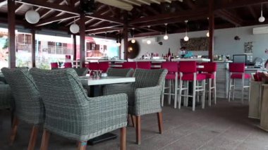 Yaz kafe içinde insanlar
