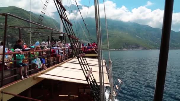 Mensen reizen per schip in de buurt van mount athos — Stockvideo