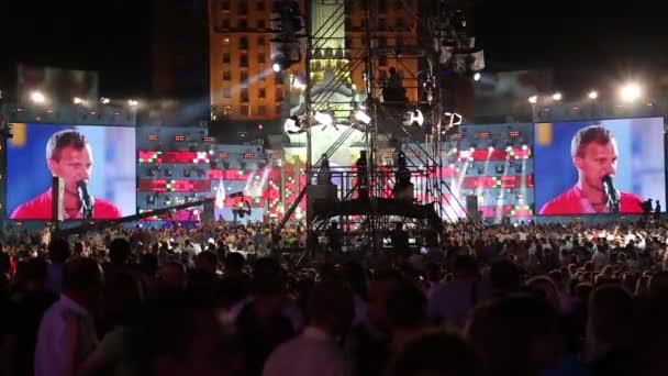 Menschen bei Ferienkonzert — Stockvideo