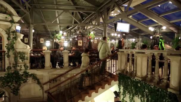 Ludzie wewnątrz restauracji — Wideo stockowe