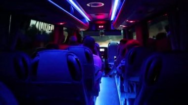 Minibüs salon içinde insanlar