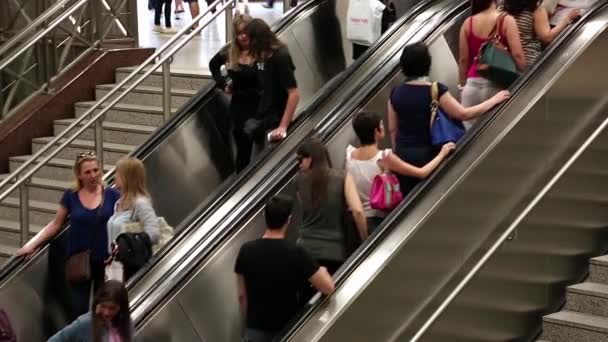 People on escalator — Stock Video