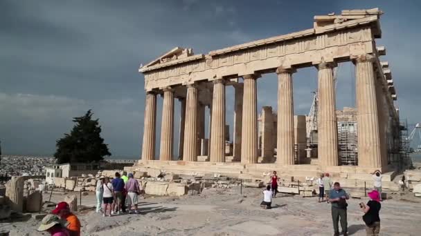 Menschen in der Nähe von Parthenon — Stockvideo