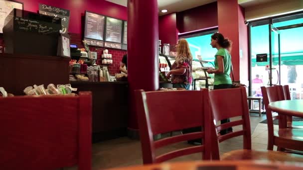 コーヒーと菓子バーの内側の人々 — ストック動画