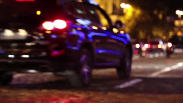 Autos in der Nacht Stadt — Stockvideo