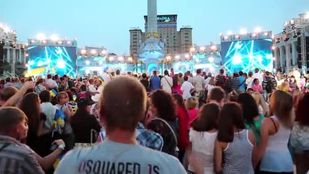 Люди на концерте — стоковое видео