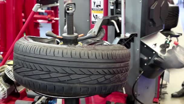 Tyre fitting — Stock Video