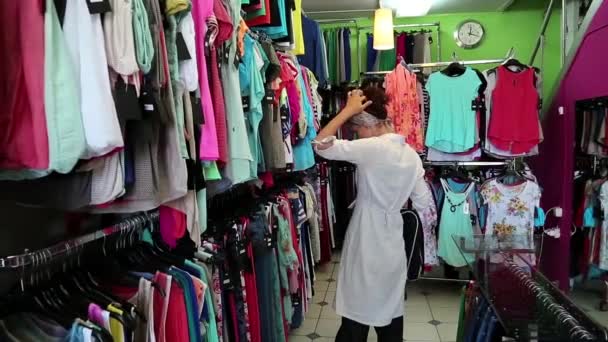 Mujer en tienda de ropa — Vídeos de Stock