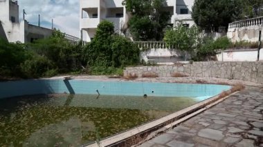 terk edilmiş bir otel
